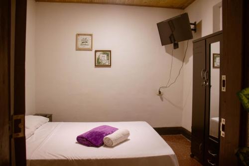 1 dormitorio con 1 cama con toallas en Coliving La Rebeca Pereira en Pereira