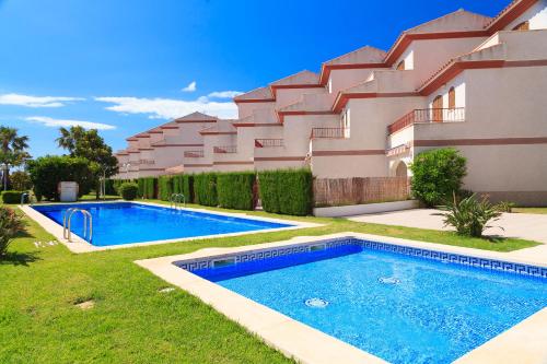 una piscina frente a un edificio en UHC Arenal II Family Complex, en Hospitalet de l'Infant