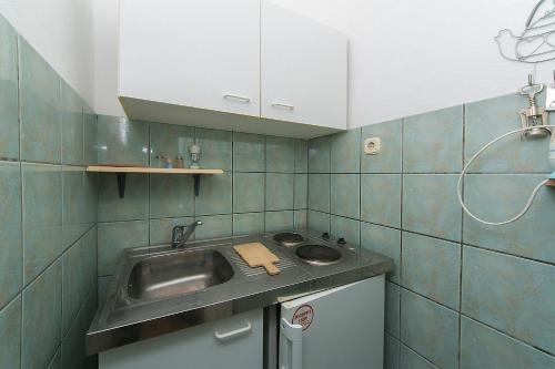 a small kitchen with a sink and a counter at Studio Podaca 516d in Podaca