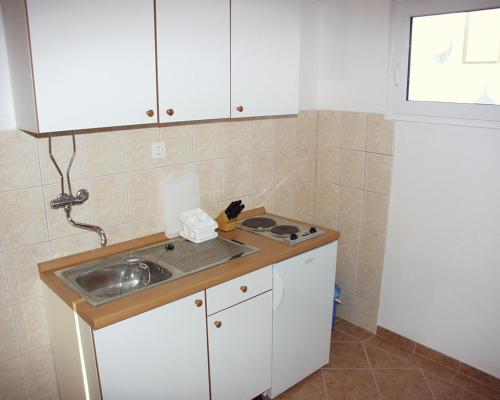 伯德古拉的住宿－Apartment Podgora 518b，一个带水槽和窗户的小厨房