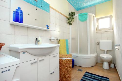 ein Bad mit einem Waschbecken, einem WC und einer Dusche in der Unterkunft Apartments by the sea Prigradica, Korcula - 544 in Blato