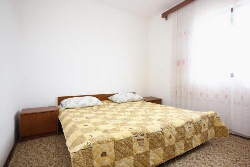 ザヴァラティサにあるApartments with parking space Zavalatica, Korcula - 545の毛布がかけられたベッドのある寝室
