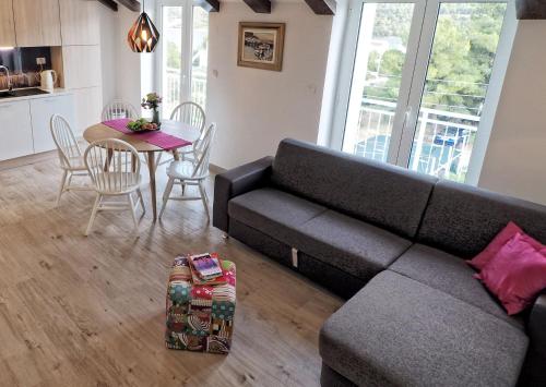 Apartments for families with children Grebastica, Sibenik - 477にあるシーティングエリア