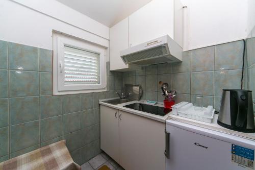 Kuchyň nebo kuchyňský kout v ubytování Apartments by the sea Podaca, Makarska - 516