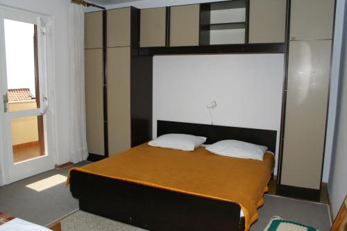 ein Schlafzimmer mit einem großen Bett in einem Zimmer in der Unterkunft Apartment Podgora 518a in Podgora