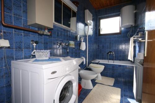 Et badeværelse på Apartments and rooms by the sea Zivogosce - Blato, Makarska - 521