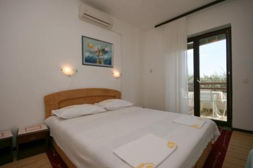 En eller flere senge i et værelse på Apartments and rooms by the sea Zivogosce - Blato, Makarska - 521