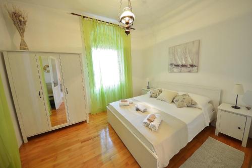 sypialnia z łóżkiem z białą pościelą i oknem w obiekcie Apartments by the sea Korcula - 549 w Korčuli
