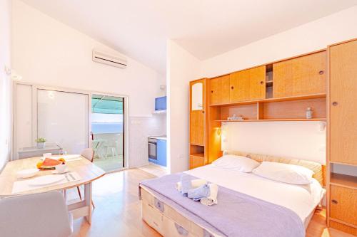 sypialnia z dużym łóżkiem i jadalnią w obiekcie Studio Zavalatica 547a w mieście Zavalatica
