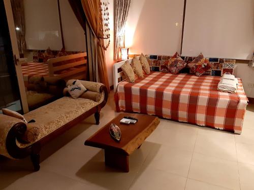 ein Wohnzimmer mit 2 Betten und einem Sofa in der Unterkunft Villa D60 in Sharm El Sheikh