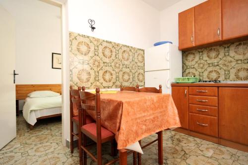 Kuchyňa alebo kuchynka v ubytovaní Seaside secluded apartments Lavdara, Dugi otok - 433