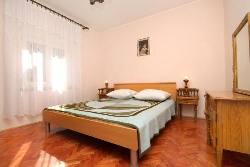 Posteľ alebo postele v izbe v ubytovaní Apartments by the sea Pag - 529