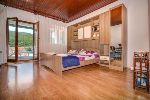 グレバシュティツァにあるApartments by the sea Grebastica, Sibenik - 480の木製のヘッドボードが付いたベッドのある寝室