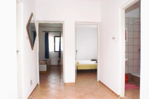 Ένα ή περισσότερα κρεβάτια σε δωμάτιο στο Apartments by the sea Mandre, Pag - 523