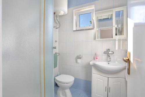 Koupelna v ubytování Apartments by the sea Grebastica, Sibenik - 471