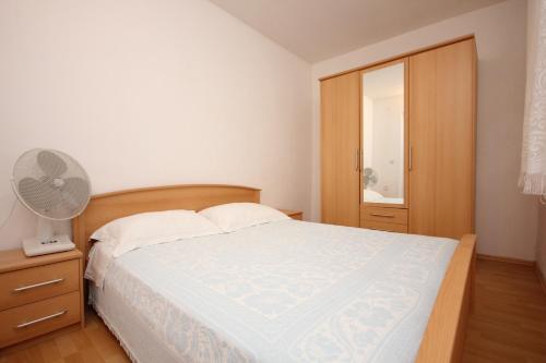 una camera con letto, ventilatore e finestra di Apartments with a parking space Sali, Dugi otok - 447 a Sali (Sale)