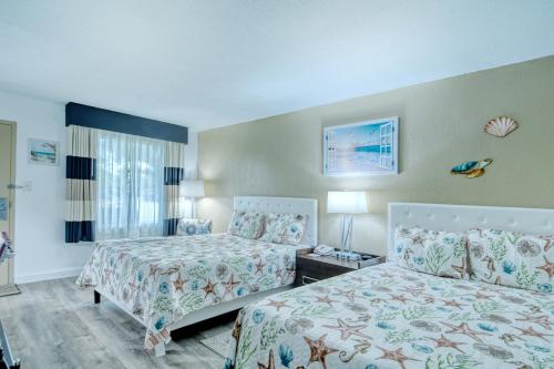 een hotelkamer met 2 bedden en een raam bij All-New, First Floor, Bunk Bed, Huge Pool, 70 inch TV, Tiki Bar! in Sarasota