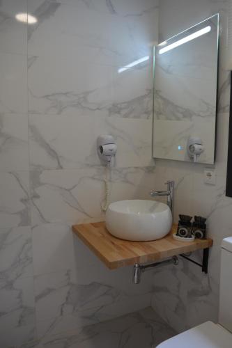 A bathroom at Cabañas Compostela - Cabaña Pedroso con bañera de hidromasaje