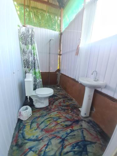 a bathroom with a toilet and a sink at Pousada Amazônia Encantada in Iranduba