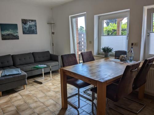Taubennest في Waabs: غرفة معيشة مع طاولة خشبية وأريكة