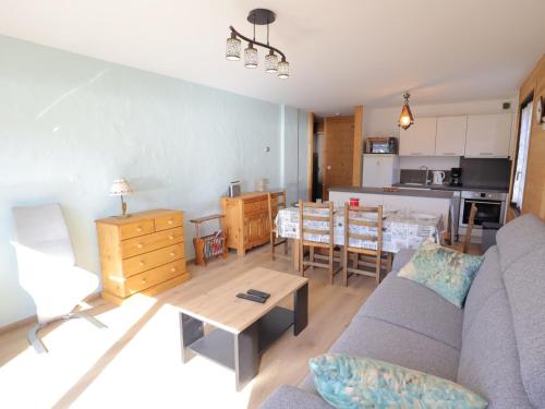un salon et une cuisine avec un canapé et une table dans l'établissement Les Gets - Appartement 1 ch, 49m², 4/6 pers, à 400m des pistes et du centre, avec balcon et garage. - FR-1-623-16, aux Gets