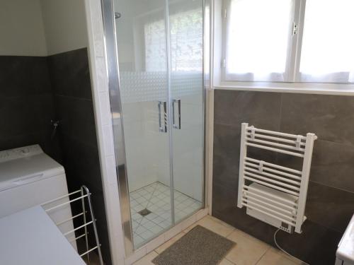 une douche avec une porte vitrée dans une salle de bain dans l'établissement Les Gets - Appartement 1 ch, 49m², 4/6 pers, à 400m des pistes et du centre, avec balcon et garage. - FR-1-623-16, aux Gets