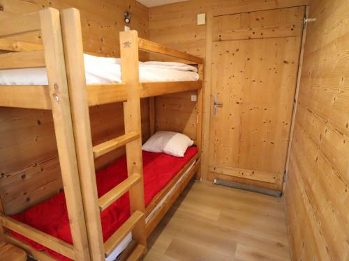 - une chambre avec 2 lits superposés dans une cabine dans l'établissement Les Gets - Appartement 1 ch, 49m², 4/6 pers, à 400m des pistes et du centre, avec balcon et garage. - FR-1-623-16, aux Gets