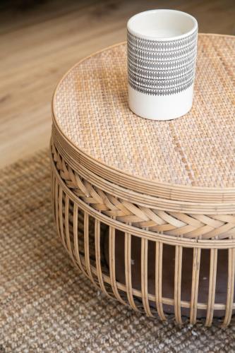 une table de panier avec une tasse en haut dans l'établissement L'Otentik-Clim-Centre Historique-, à Périgueux