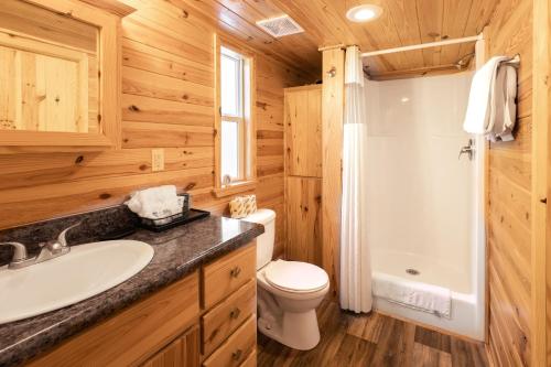 y baño con lavabo, aseo y ducha. en Halesford Harbour Resort - Smith Mountain Lake en Moneta
