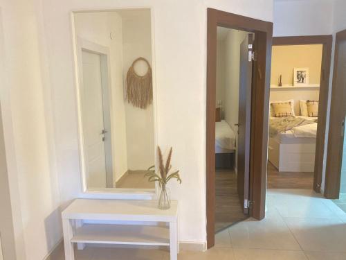 a room with a table and a mirror and a bed at מול האגם in Ma'alot Tarshiha