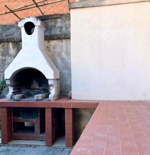 un horno de pizza sentado en la parte superior de una pared de piedra en La Taverna del Ricetto, en Candelo