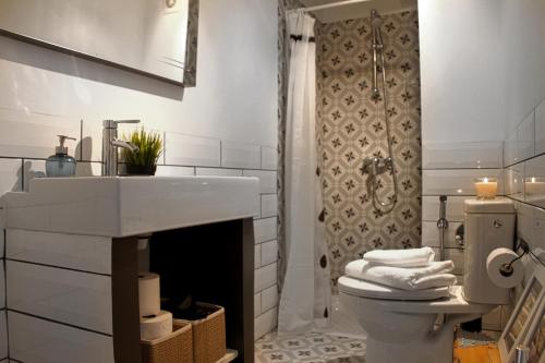 une salle de bain avec un lavabo, des toilettes et une douche dans l'établissement Casa Tortilla Sant Antoni, à Barcelone