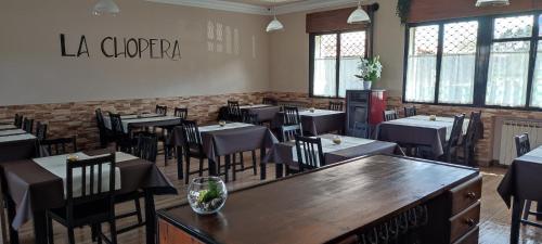 um restaurante com mesas e cadeiras num quarto em La Chopera em Ribadesella