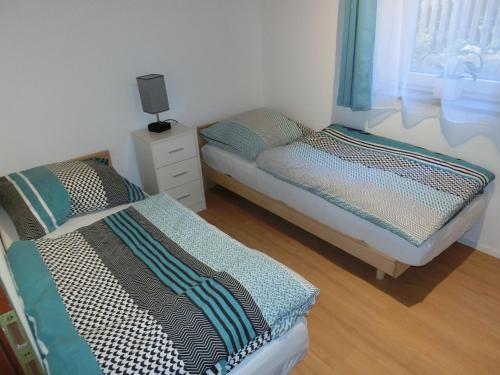 2 camas individuales en una habitación con ventana en Einliegerwohnung in Stromberg-Schindeldorf, en Stromberg