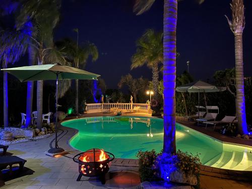 Modica Blu Oceano في موديكا: حمام سباحة في الليل مع أضواء زرقاء