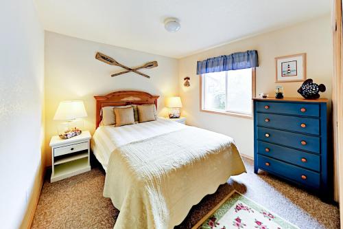 1 dormitorio con 1 cama y vestidor azul en Oliver Beach House, en Seaside