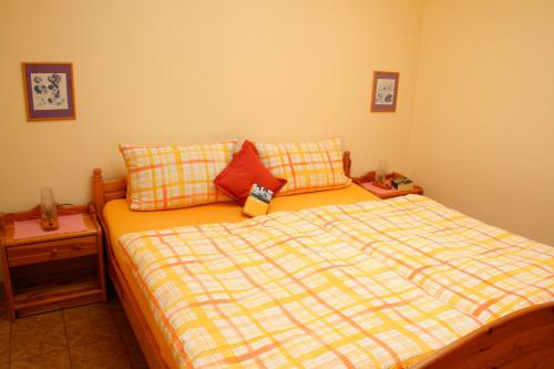 a bedroom with a bed with a checkered blanket at Sternenhimmel in Klausdorf