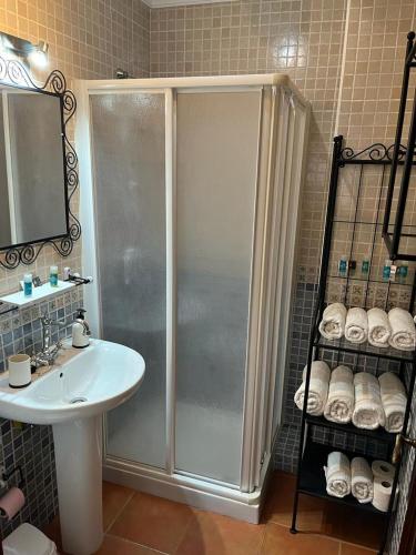 a bathroom with a shower and a sink at Chipiona Apartamento Bajo Centro Parking Incluido WiFi GRATIS in Chipiona