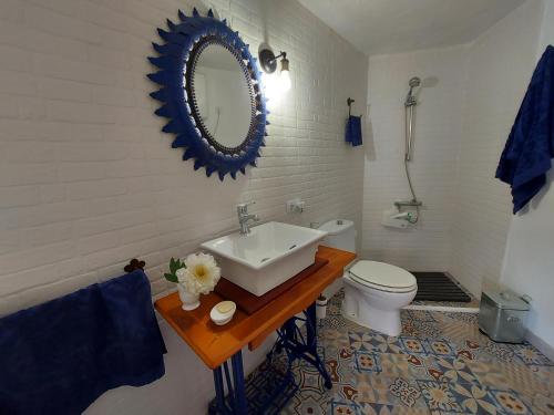 ห้องน้ำของ CASA MAESTRO LELO – ACOGEDORA CASA RURAL CANARIA CON PATIOS Y JARDINES DE FLORES