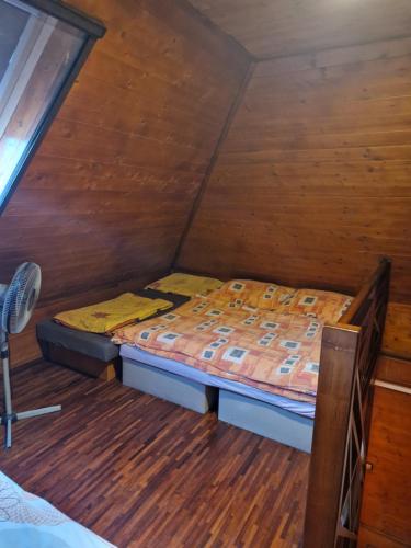 ein kleines Zimmer mit einem Bett in einer Hütte in der Unterkunft Bora Bora na Slnecnych jazerach (Apartman 1) in Senec