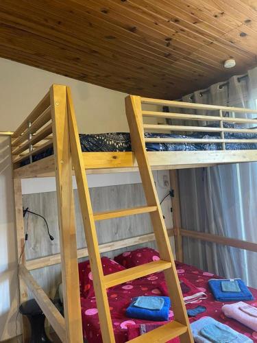 quelques lits superposés dans une chambre dans l'établissement Studio charmant, à Fontenay-sous-Bois