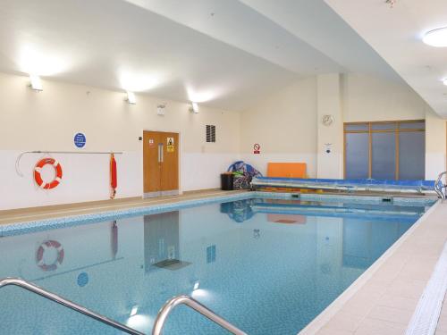 Bazén v ubytování Flat 35 - Marine Court nebo v jeho okolí