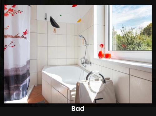 La salle de bains est pourvue d'une baignoire, d'un lavabo et d'une fenêtre. dans l'établissement Es gibt nichts zu tun - Ostsee Nähe Usedom, à Spantekow