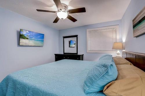 una camera con letto blu e ventilatore a soffitto di WFC II Lake Access - Family or Romance - Location! a Wisconsin Dells