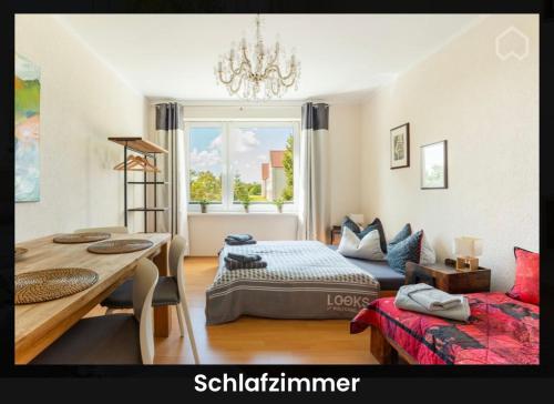 - une chambre avec un lit, une table et une fenêtre dans l'établissement Es gibt nichts zu tun - Ostsee Nähe Usedom, à Spantekow
