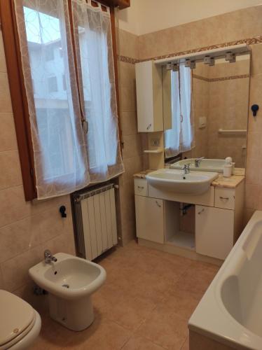 bagno con lavandino, servizi igienici e lavandino di Casa al mare a Lido di Venezia