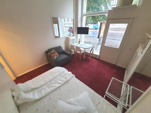 1 dormitorio con 1 cama, 1 silla y 1 mesa en Center of Helsinki, en Helsinki