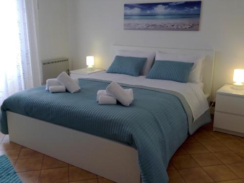 - une chambre avec un grand lit et 2 oreillers dans l'établissement Brezza Marina Apartment, à Trapani