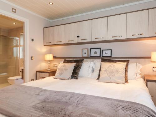 Postel nebo postele na pokoji v ubytování Loubi's Lakeside Lodge