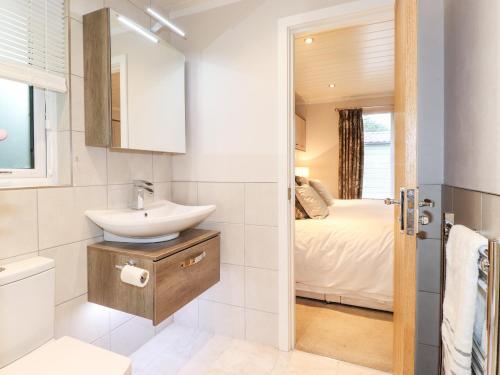 Postel nebo postele na pokoji v ubytování Loubi's Lakeside Lodge